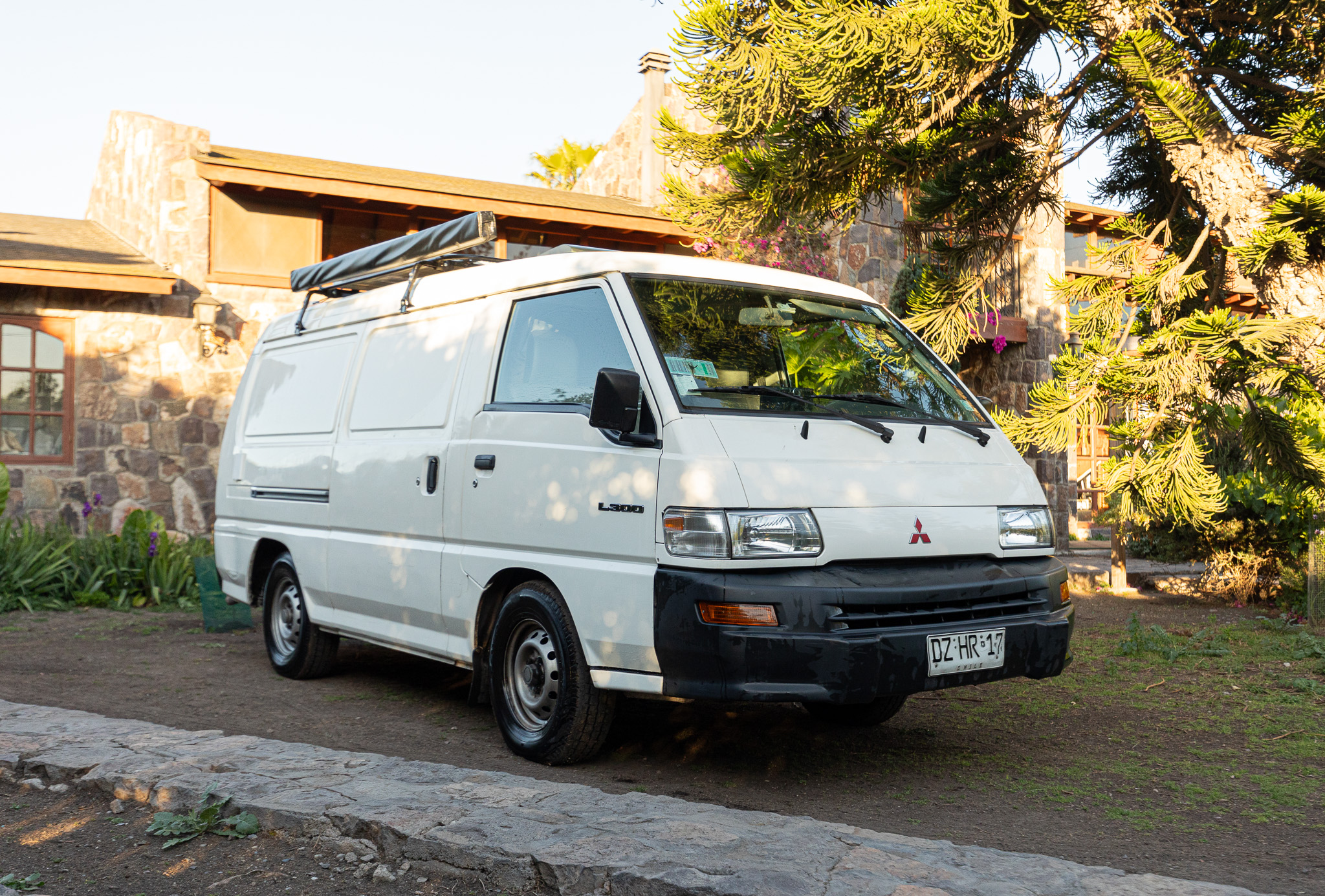 2012 MITSUBISHI L300