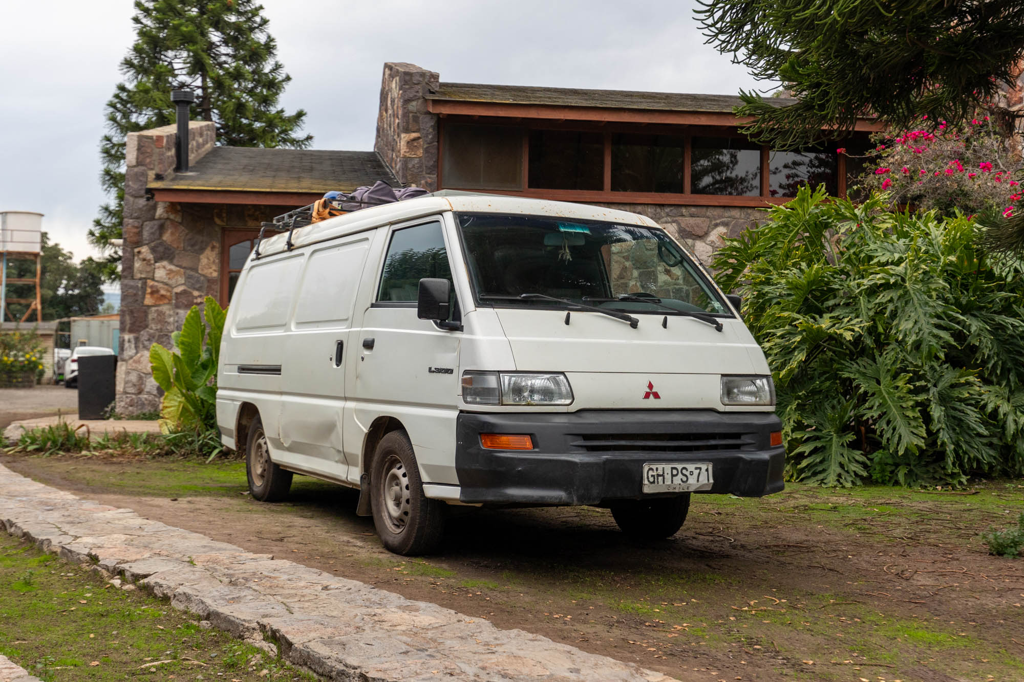 2014 MITSUBISHI L300