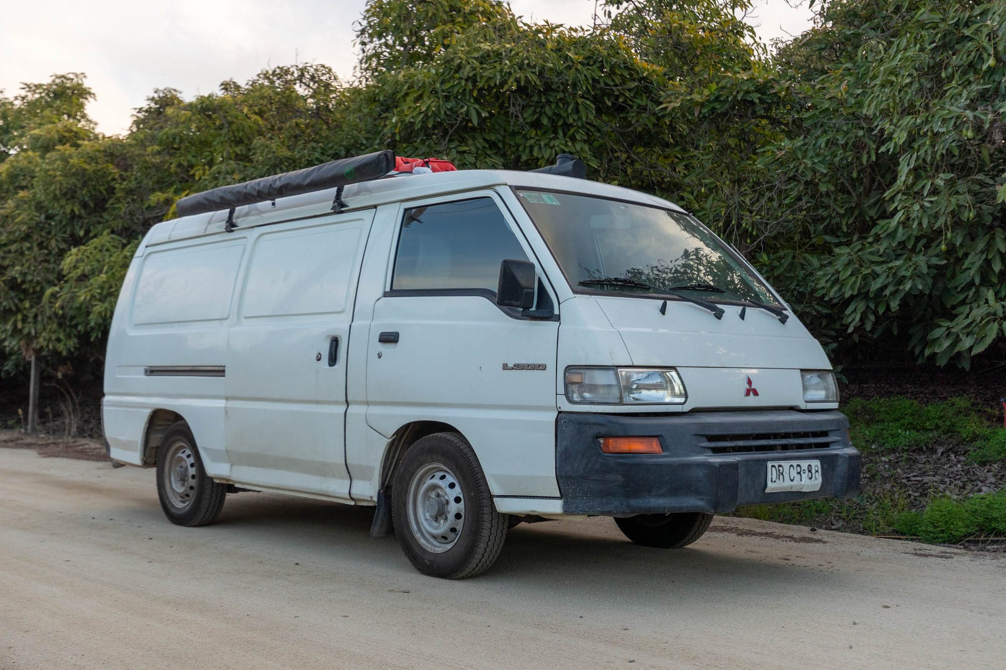 2012 MITSUBISHI L300